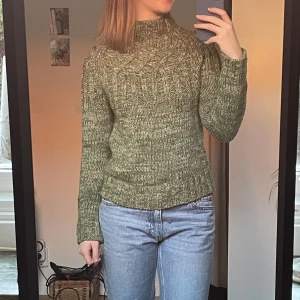 Stickad tröja - Vintage grön stickad tröja, väldigt skön och varm. Lite högre i nacken:)