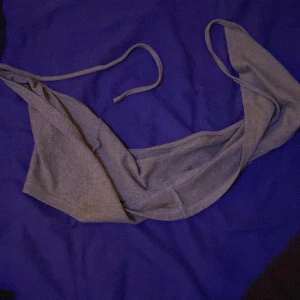 Grön halterneck från shein  - En halterneck grön topp från shein i storlek s! För liten för mig vilket är däröfr jag säljer denna! 