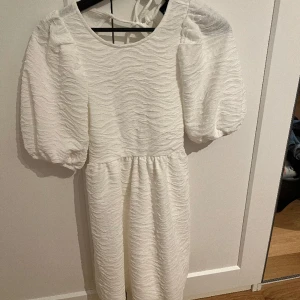 Klänning - Säljer denna klänning från Gina Tricot, aldrig använd