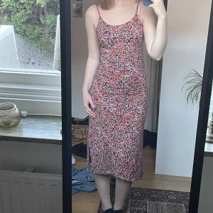 Mönstrad klänning - Mönstrad klänning från indiska. Går ungefär ner till smalbenen på mig (är 167). 