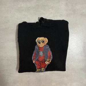 Polo bear hoodie  - Riktigt snygg hoddie i toppskick, för ett utmärkt pris! Inte använt alls mycket då jag tröttna lite på den snabbt. Skick 9/10. 
