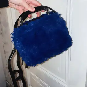 Axelremsväska från Zara med blått fluff. Ny utan prislapp