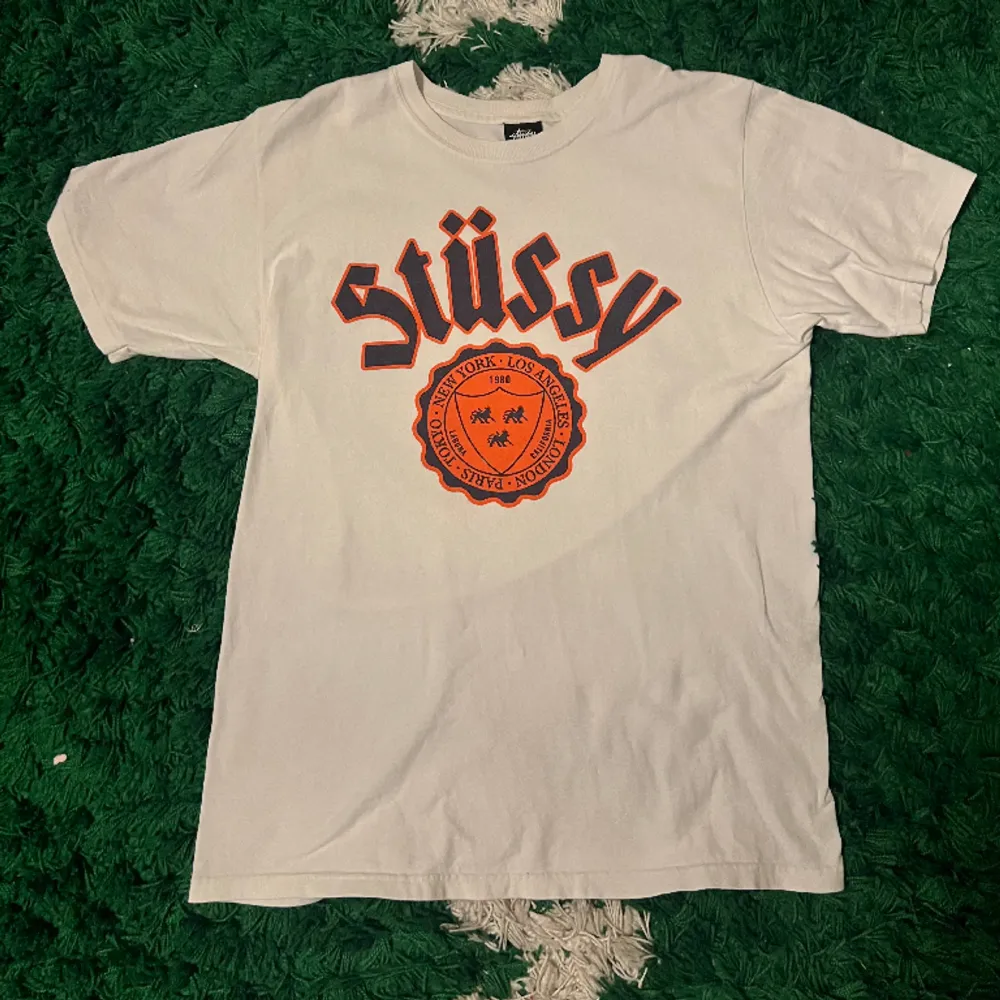 Vit stussy T-shirt med tryck till salu för 150:-. Storlek M utan defekter!. T-shirts.