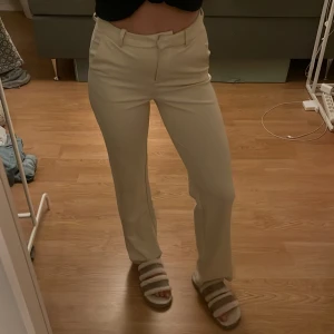 Stilrena kostymbyxor från Vero Moda - Perfekta sommarbyxan!! Längd 32✨