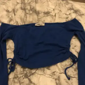En jättefin croppad blå tröja