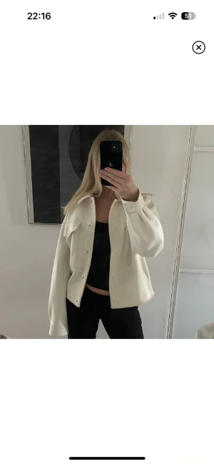 Kappan - Vit/begie kappa med knappar och fickor, från Vero Moda  storlek s ( inte mina bilder )