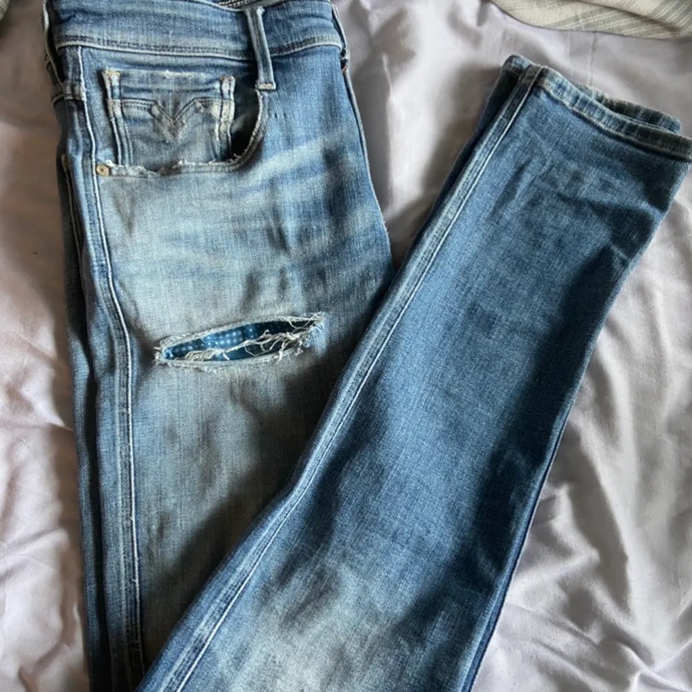 Schyssta jeans knappt använda  Cond 8/10 nypris 1800  Pris kan diskuteras vid snabb affär. Jeans & Byxor.