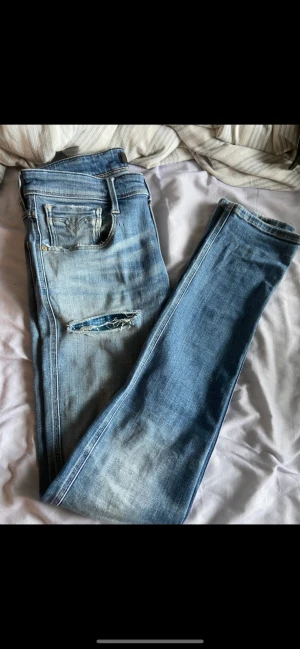Replay anbass hyperflex  - Schyssta jeans knappt använda  Cond 8/10 nypris 1800  Pris kan diskuteras vid snabb affär