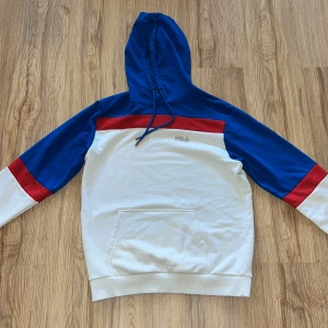 Fila hoodie - den har inga defekter men tycker den skulle passa bättre med någon annan. ganska tunn så det går att ha på sig den under sommaren.