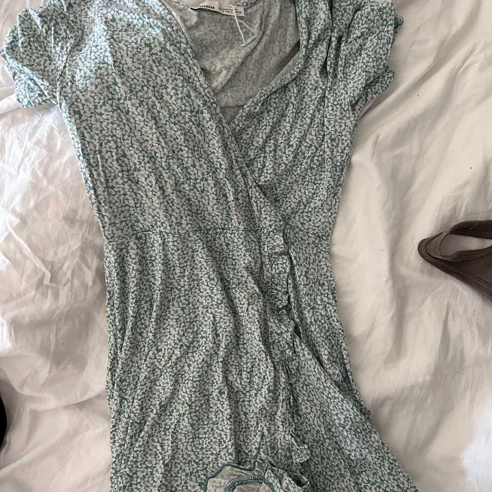 Super gullig klänning perfekt till sommaren från pull and bear. Säljer då den är för liten på mig💓💗💓💗köpare står för frakten!❤️. Klänningar.