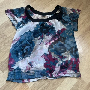 Topp - En blommig topp från Ginatricot i storlek 34