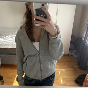 Jätte fin zip hoodie från Champion💕den är i bra skick förutom att färgen på lappen i har gått bort lite⭐️ köparen står för frakt!