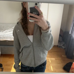 Zip hoodie - Jätte fin zip hoodie från Champion💕den är i bra skick förutom att färgen på lappen i har gått bort lite⭐️ köparen står för frakt!