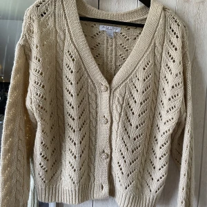 Beige kofta - Säljer denna fina koftan från New yorker för att den inte kommer till användning. Använd 1 gång och är i bra skick . Säljer för 100kr +frakt , St S 