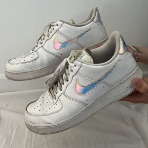 Nike Air Force 1 - Vita sneakers  - Vita Nike Air Force 1, använda ett fåtal gånger. Nypris - 1350kr Mitt pris - 350kr