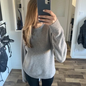 Grå tröja  - Denna gråa stickade tröja kommer ifrån vero Moda och är XS. Tröjan är i nyskick
