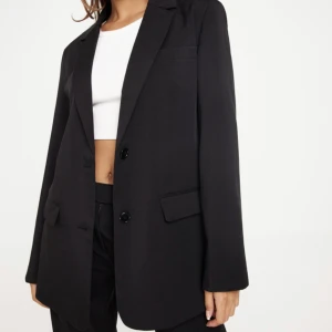 Kavaj  - Säljer denna kavaj då den inte kommer till användning. Aldrig använd! Kontakta för fler bilder🫶🏽