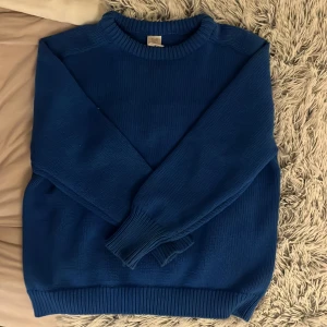 CW stickad tröja  - Blå stickad tröja från Carin Wester💙 storlek M men passar S med! Hör av er för fler bilder eller mått.