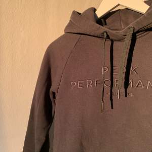 Svart peak performance hoodie / tröja