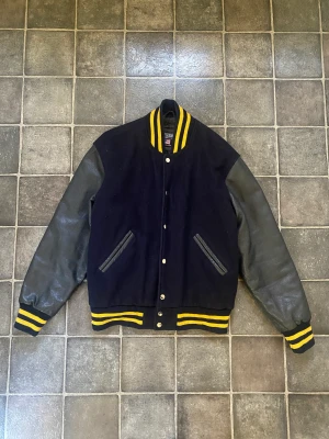 Varsity Jacka - Inga defects. Sitter som en M!