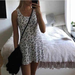 Blommig klänning - Säljer denna underbara sommarklänning då jag inte använder den längre