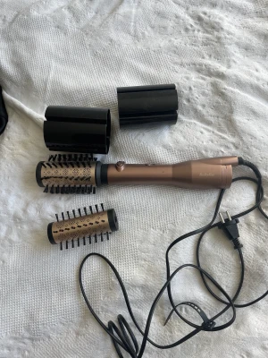 Big hair dual värmeborste  - Big hair dual värmeborste från babyliss  Använd en gång Funkar utmärkt  Har tyvärr inte kartong kvar men alla delar finns  Nypris 799kr