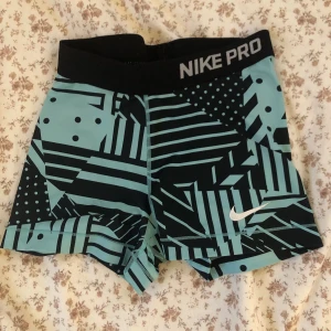 Nike pro träningsshorts  - Storlek S. Använd men i bra skick . Syns att den är använd där bak på resåren (se bild 2 & 3) . Använd gärna köp nu<3