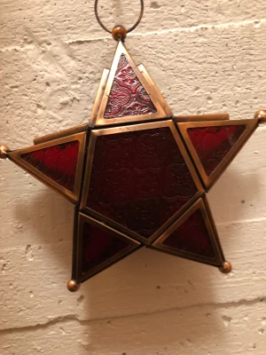 Ljuslykta- hängande - Gammal men fin Vinrött glas Till för Värmeljus  Ganska lång kedja att hänga i