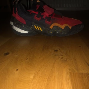 Trae Young 1s - Säljer för dom är för små 
