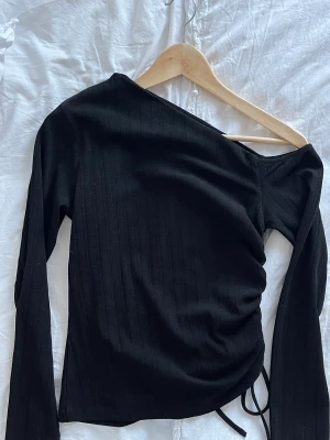 One shoulder topp - ❤️‍🔥Topp med ”one shoulder” detalj och dragsko på ena sidan. Dragskon går att justera. Använd vid 2 tillfällen. Inga fläckar eller defekter. 🙌🏼