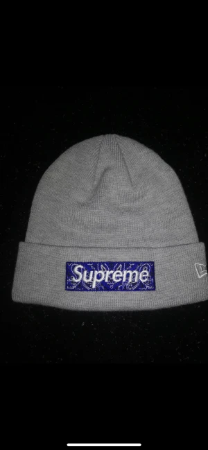 Supreme mössa  - Hej! Säljer nu min Supreme beinie (FW19)! Cond 7/10. Hör gärna av er vid intresse/frågor!