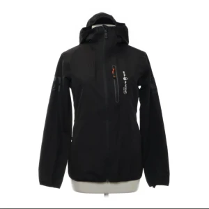 Sail Racing allvärders jacka - äkta! säljer nu min nästan nyköpta vårjacka ifrån sailracing. den är i herr modell men jag är tjej och har inte använt den då den inte går att stänga över brösten (för tajt för mig med stora bröst) köpt för runt 2000kr, d är lånade bilder! 