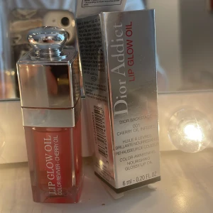 DIOR LIP OIL - köpte på kicks för 440kr, använt typ 3 gånger med inte mer. Priset kan diskuteras. Förpackning kommer med och ni ser på bilden att allt är nästan kvar. Hör av er om ni är intresserade 🙌