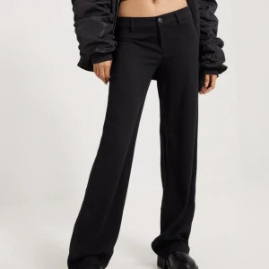 Lågmidjade kostymbyxor  - Lågmidjade kostymbyxor stl 32, nyskick🩵