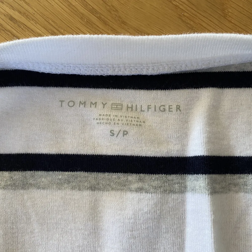 Randig t-shirt från Tommy hilfiger i storlek S. Passar både XS och S. Hör av er ifall ni är intresserade🥰. T-shirts.