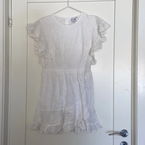 Vit klänning - Säljer en super fin klänning från Australien som tyvärr är för liten. Inga defekter. Skulle säga att den motsvarar en XS☺️