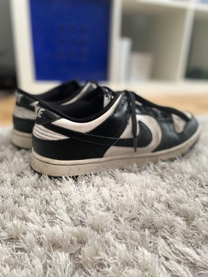 Nike Skor - Nike Dunk Low   Colorway: Panda (Svart-Vita)  Storlek: 45  Okej skick (aningen slitna) men går att putsa och rengöra vid köp :)  Nyköpta för 2999kr