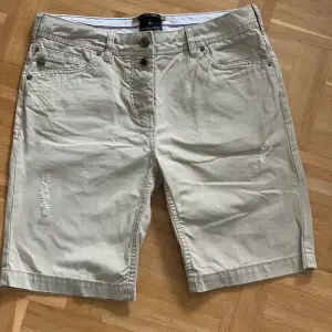 Maison Scotch shorts i storlek 1 dvs S  Ca 85cm i midjan Lite kraftigare tyget (jeans) med snygga slitningar på framsidan  Använda 2 ggr
