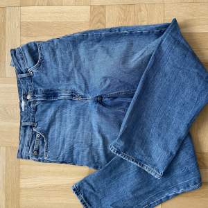 Mörkblå high waist jeans som är raka i modellen men fortfarande vida. Använda ett fåtal gånger bara från Bershka 