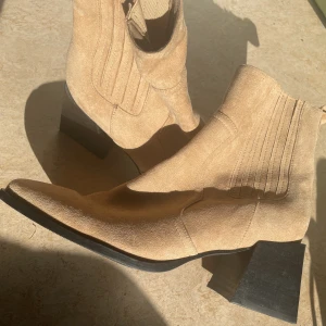 Boots i mocka-imitation - Framhäv din inre cowboy med dessa snygga boots! Endast använd en gång då jag så innerligt ville att mina fötter i storlek 38 skulle passa dessa skor i storlek 37. 😭