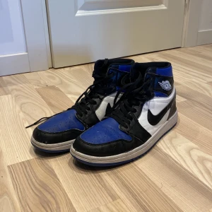 Jordan 1 royal toe  - Säljer mina Jordan 1s för att jag inte använder dem mer skick 7.5/10