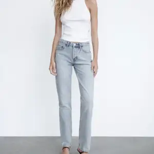 Jättefina zara jeans i mid Rise modell! Säljer då dom är för små och tajta på mig❤️