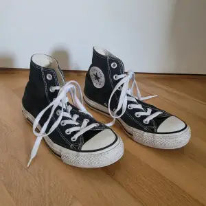 Säljer dessa converse all star strl 37,5 eftersom de är lite för små för mig. De är i väldigt fint skick! Är öppen för att diskutera pris och köpare står för frakt<3