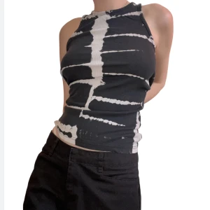 Svart linne - Svart/vitt linne från Weekday, bra skick trots att jag haft såå kul i denna! Grunge känsla, passar XS-M🌟🫶