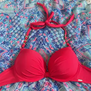 En superfin röd bikini topp, aldrig använt (passar inte mig) storlek A❤️