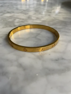 Armband - Säljer detta superfina och lyxiga armband som är min mammas gamla🥰 Har inga tydliga tecken på användning🫶🏻