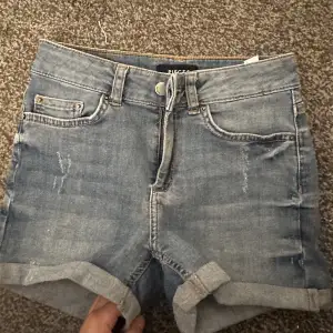 Ett par shorts ifrån trend house. Storlek Xs och dessa ha aldrig kommit till användning. 