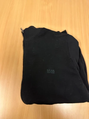 Hugo Boss zip cardigan  - Väldigt bra skick knappt använd, säljes pga viktnedgång.  Stilren cardigan med dragkedja från BOSS. Broderad logga på bröstet 100% italiensk Bomull