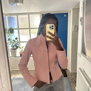 Rosa vintage skinnjacka  - Rosa skinnjacka köpt secondhand. Storlek L (liten i storleken) men passar S & M beroende på vad för passform man vill ha.  Bra skick! 