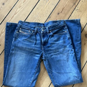 Lågmidjade jeans  - Lågmidjade bootcut jeans utan fickor på baksidan från diesel 
